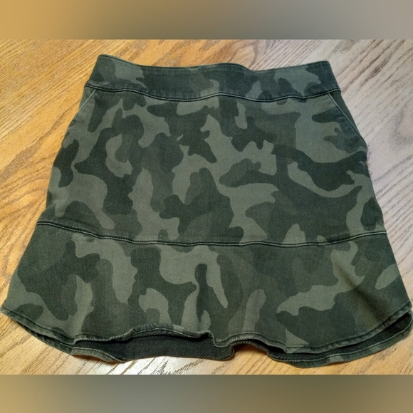 White House Black Market Camo Flounce Hem Boot Women's Skirt Size 6 - Picture 8 of 13
